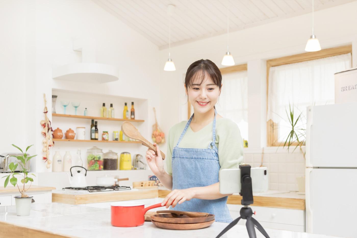 キッチンで料理動画を撮影する女性