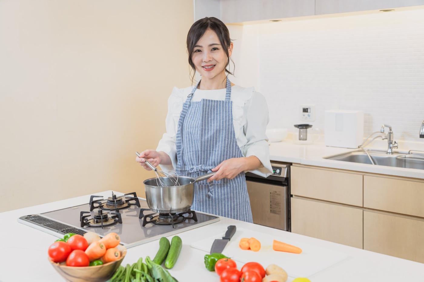 キッチンで料理をする女性