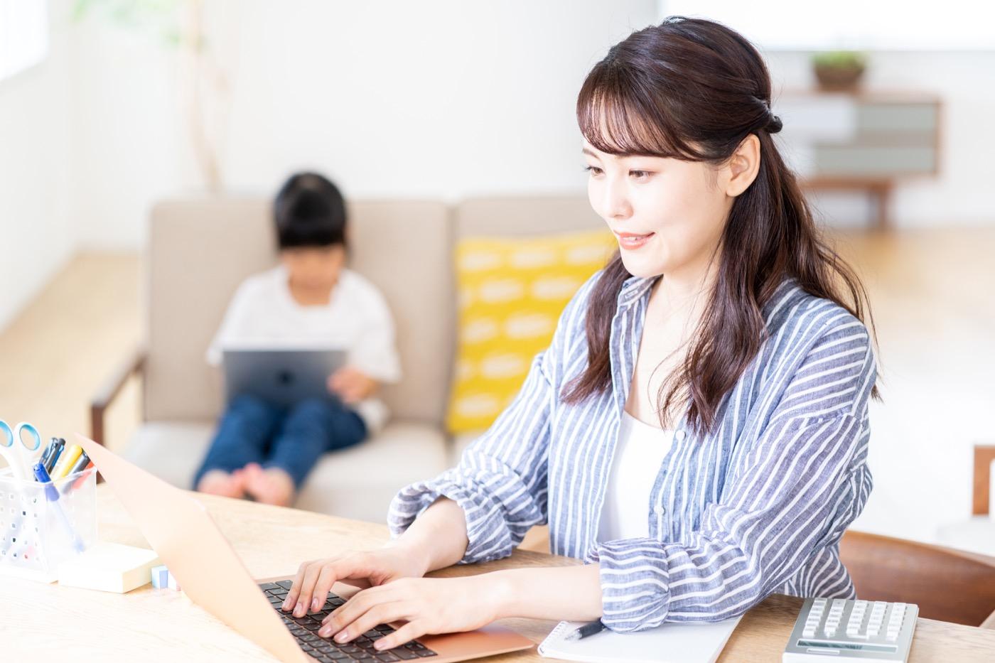 自宅でパソコンを使って働く女性