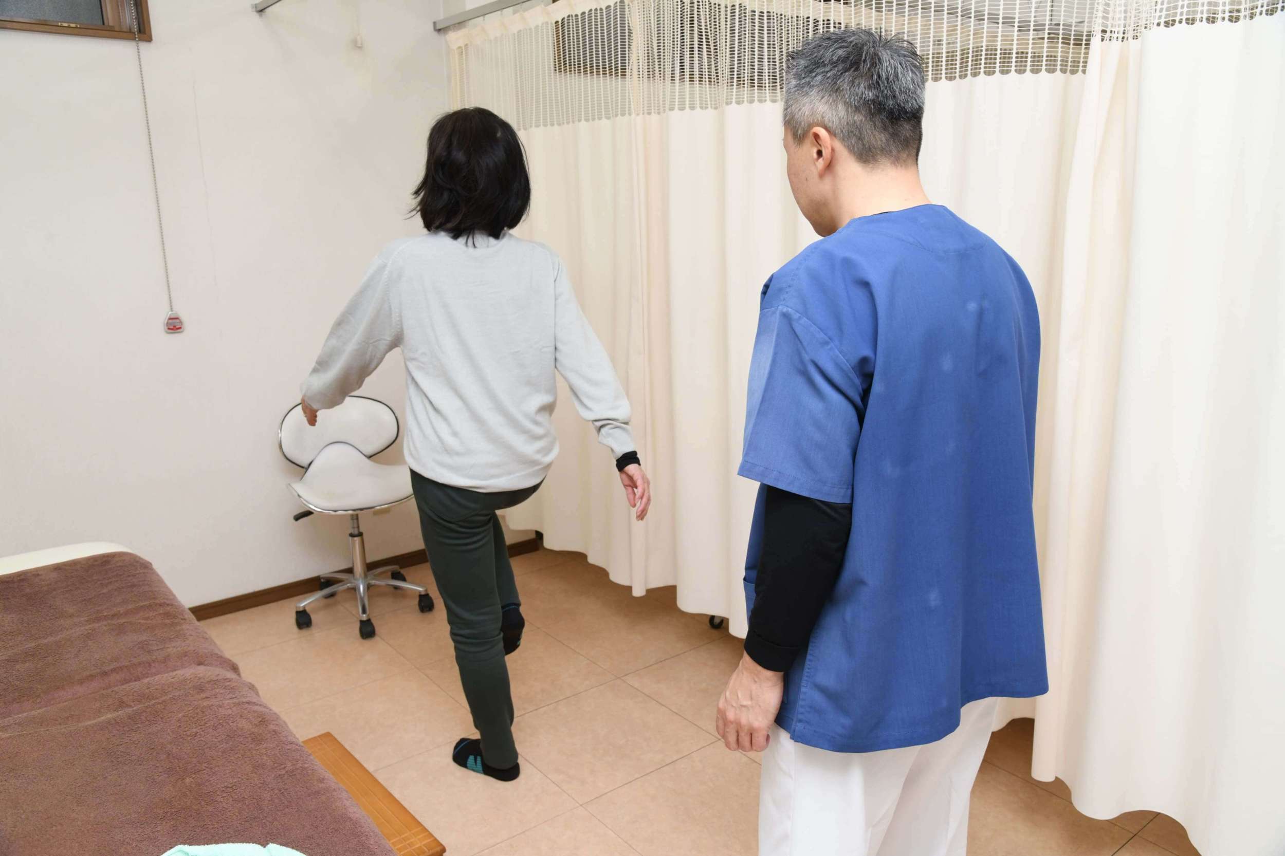 動きでの関節の検査