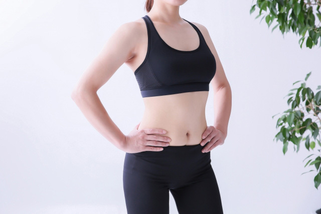 ポージングをしている女性の画像