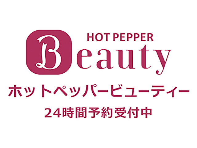 スマホを見る女性の画像