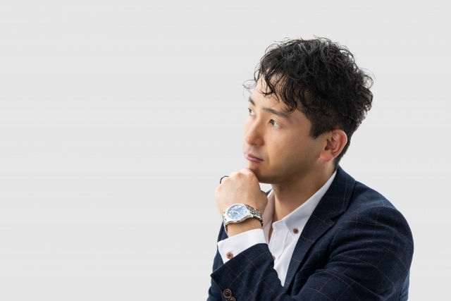 英語のことで悩んでいる40代男性ビジネスパーソン