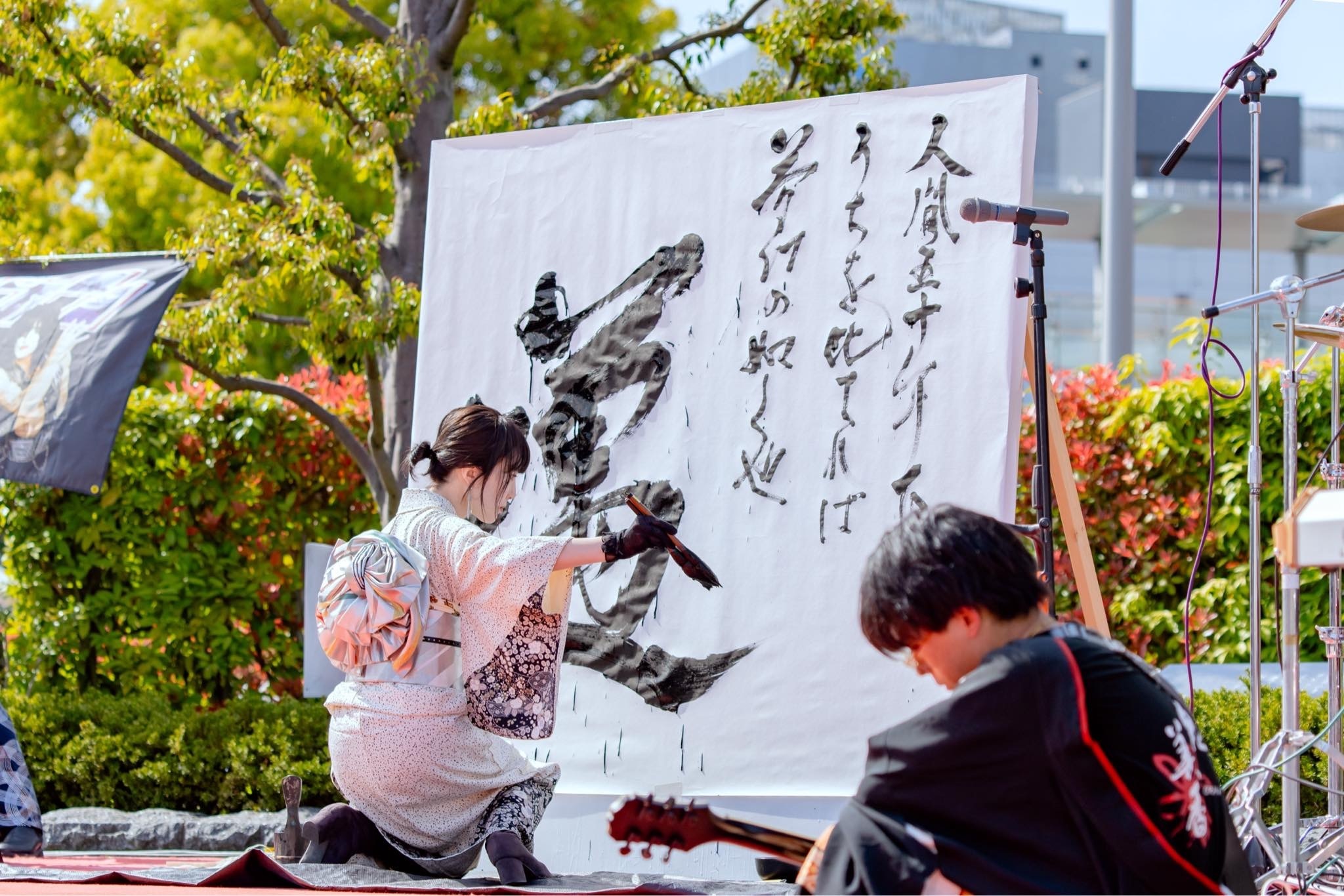 和文化で地域を元気にするパフォーマンス団体・和milyの活動風景｜花魁道中・書道・三味線・和楽器ステージなど、日本の伝統文化を現代に伝える