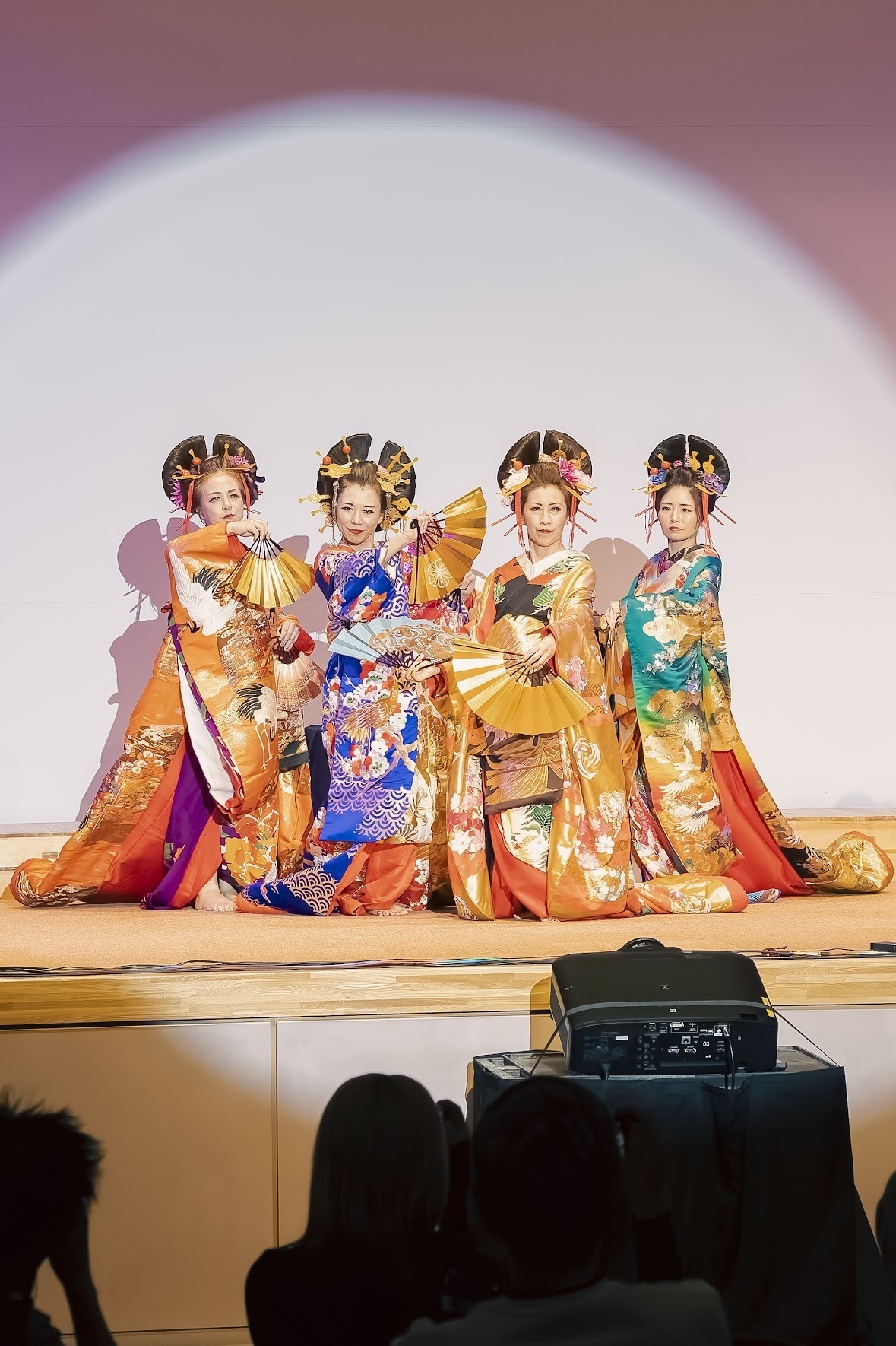 和文化で地域を元気にするパフォーマンス団体・和milyの活動風景｜花魁道中・書道・三味線・和楽器ステージなど、日本の伝統文化を現代に伝える