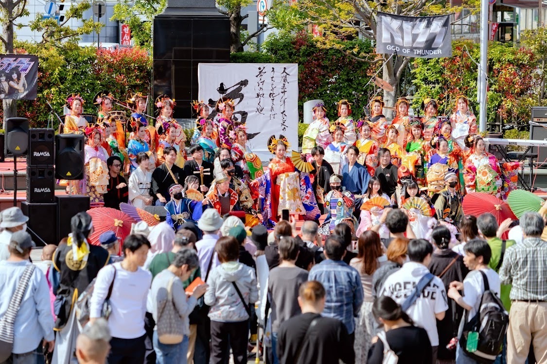 和文化で地域を元気にするパフォーマンス団体・和milyの活動風景｜花魁道中・書道・三味線・和楽器ステージなど、日本の伝統文化を現代に伝える