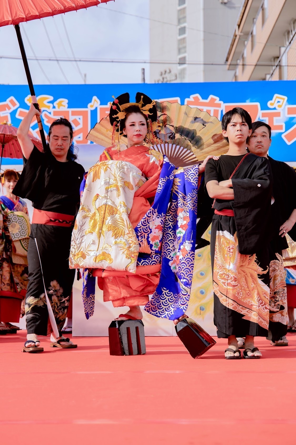 和文化で地域を元気にするパフォーマンス団体・和milyの活動風景｜花魁道中・書道・三味線・和楽器ステージなど、日本の伝統文化を現代に伝える