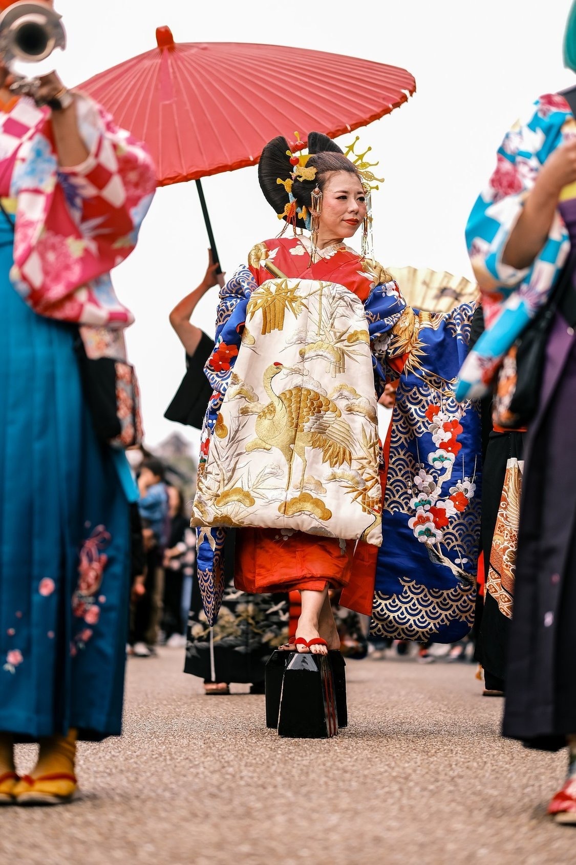 和文化で地域を元気にするパフォーマンス団体・和milyの活動風景｜花魁道中・書道・三味線・和楽器ステージなど、日本の伝統文化を現代に伝える