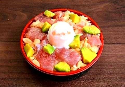 まぐろサーモンハラスアボ玉ユッケ丼