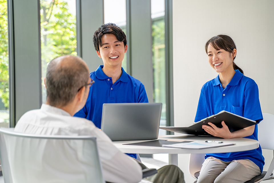 笑顔で談話する介護士