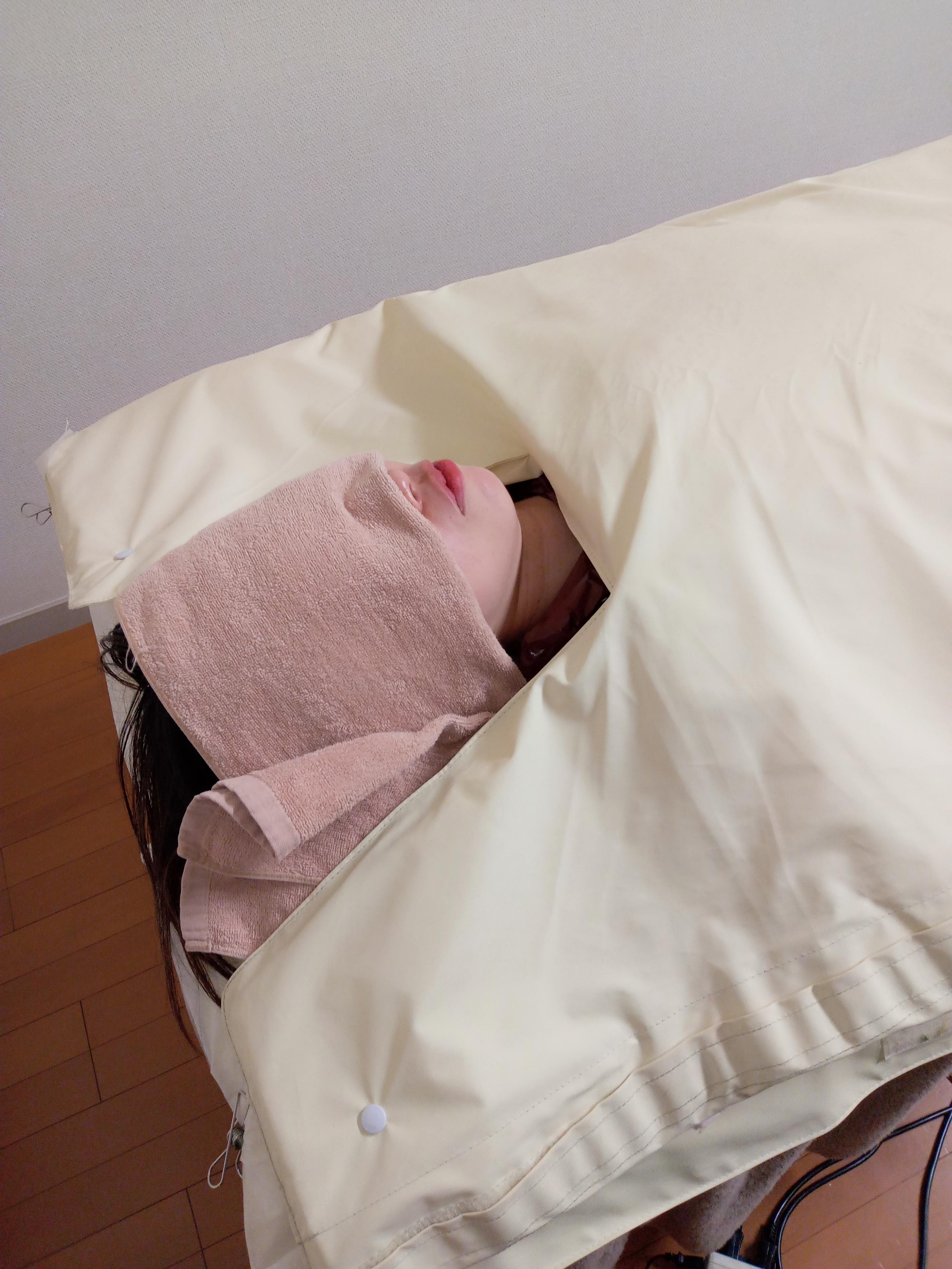 飯田橋のエステサロンで高周波フェイシャルサーマルリフトの施術風景