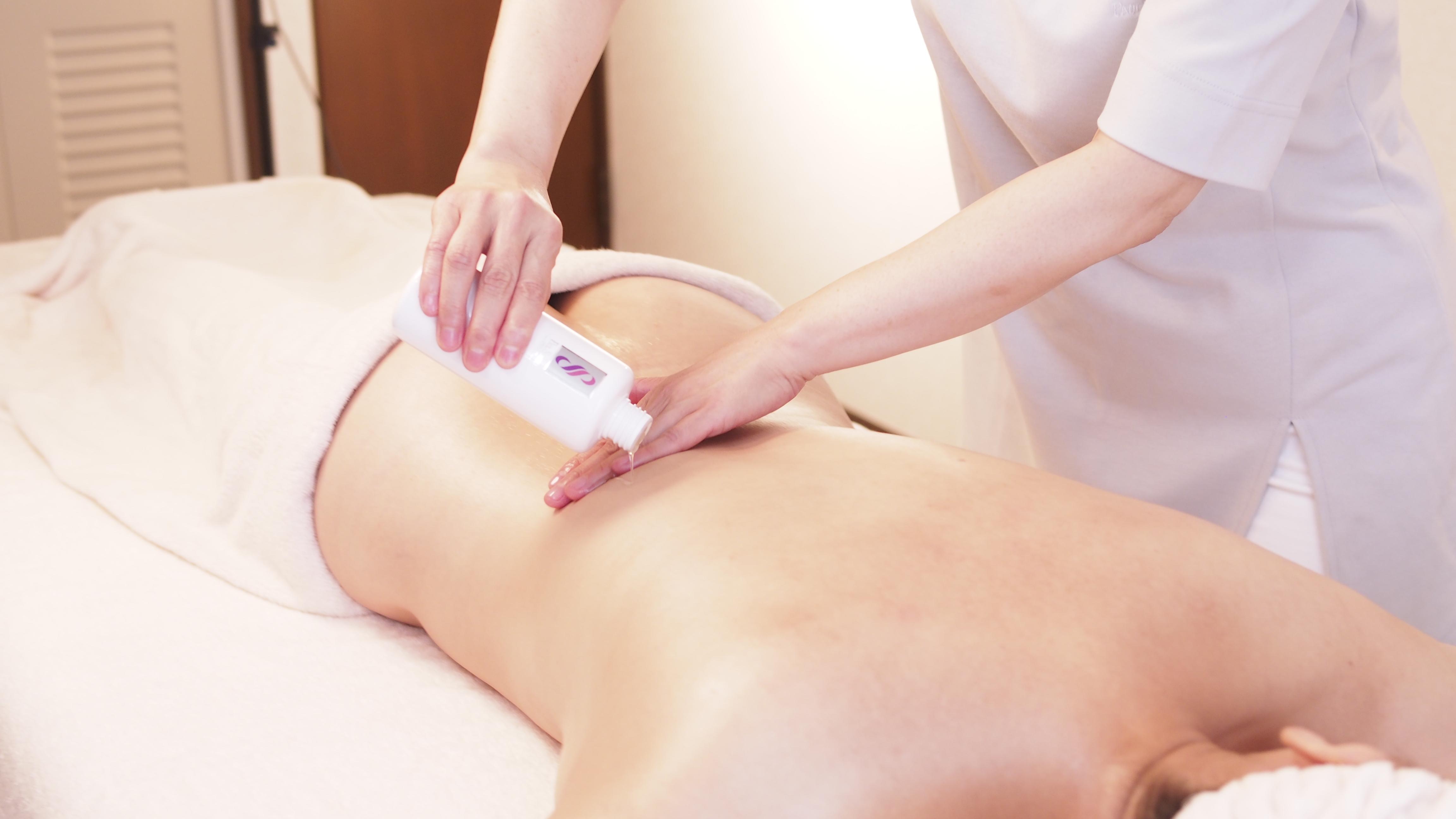 飯田橋のエステサロンで高周波フェイシャルサーマルリフトの施術風景