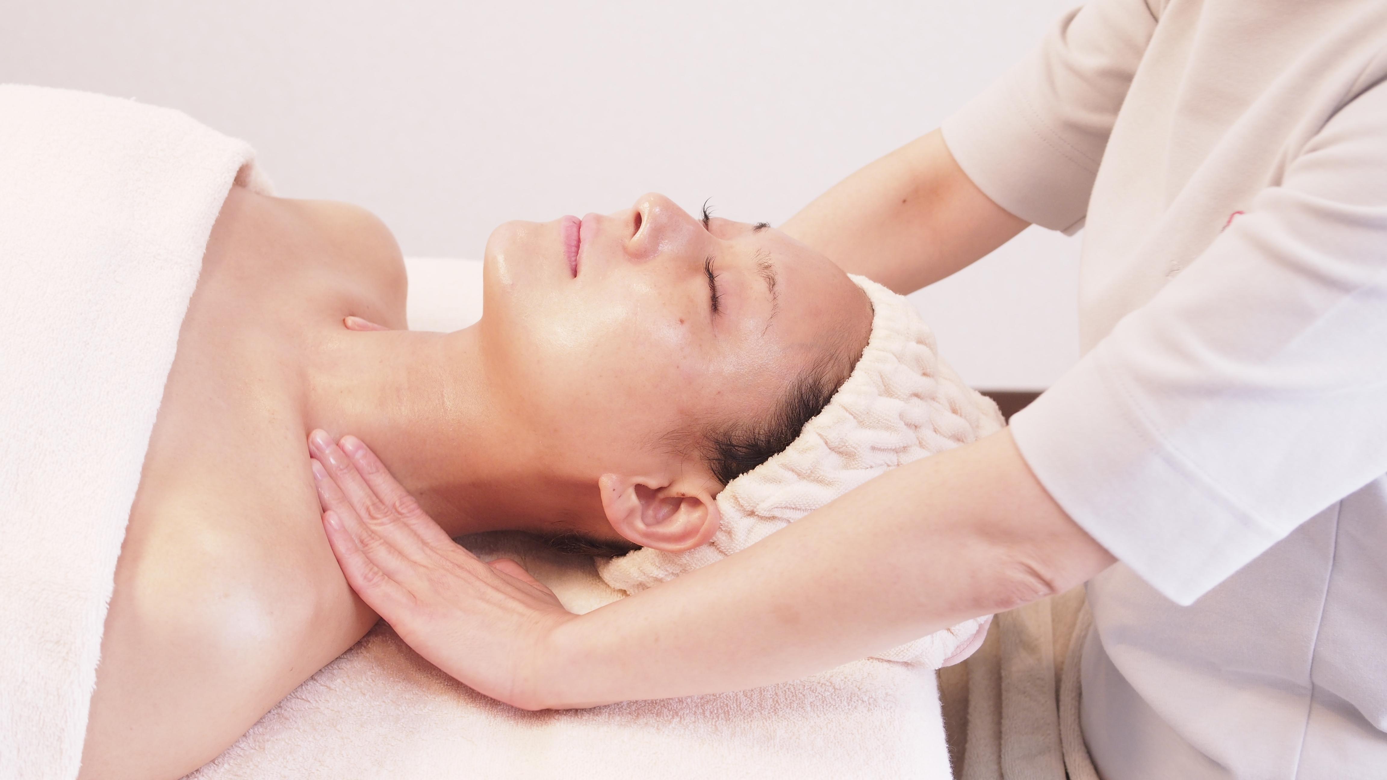 飯田橋のエステサロンで高周波フェイシャルサーマルリフトの施術風景