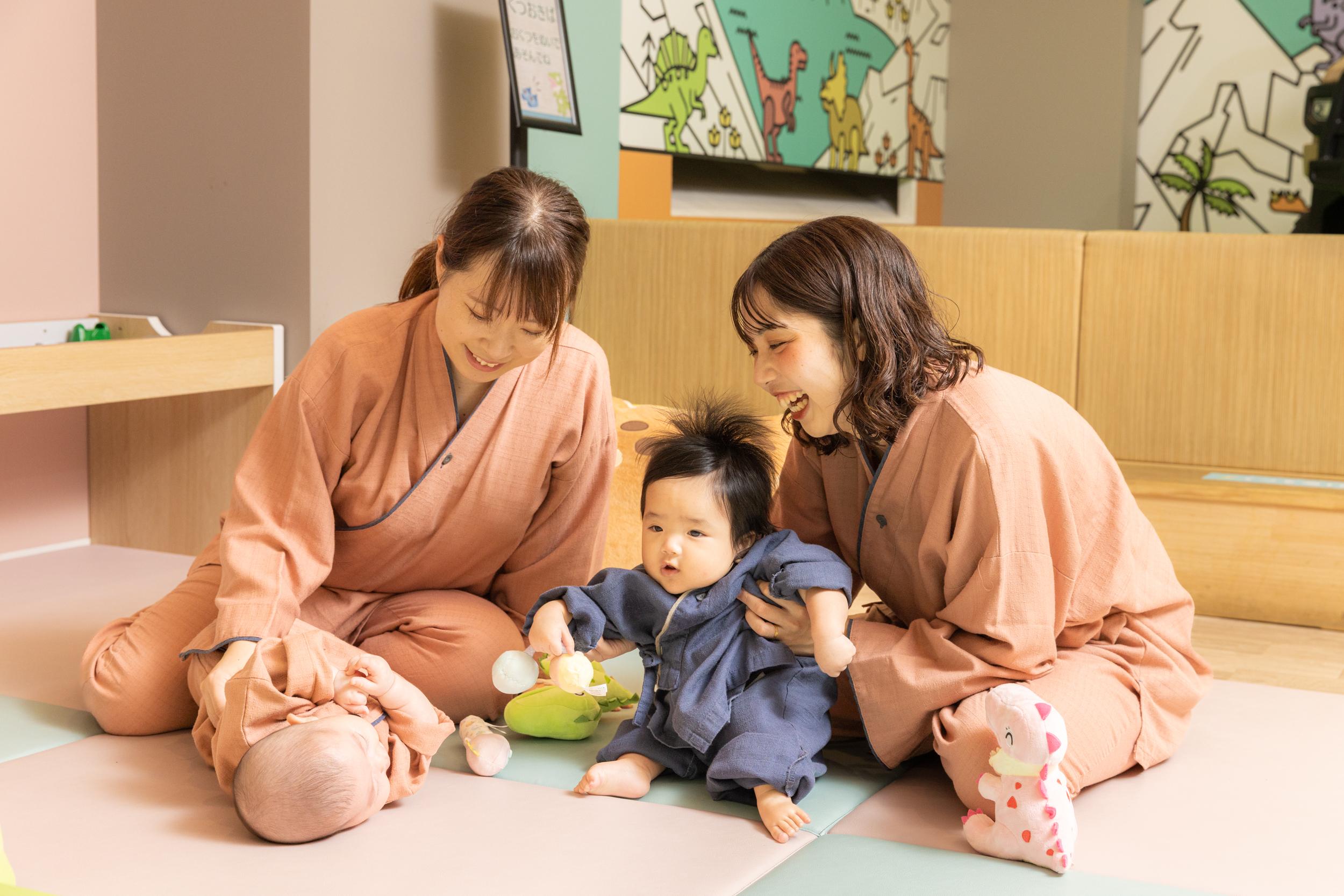 赤ちゃんと一緒に館内でくつろぐご家族