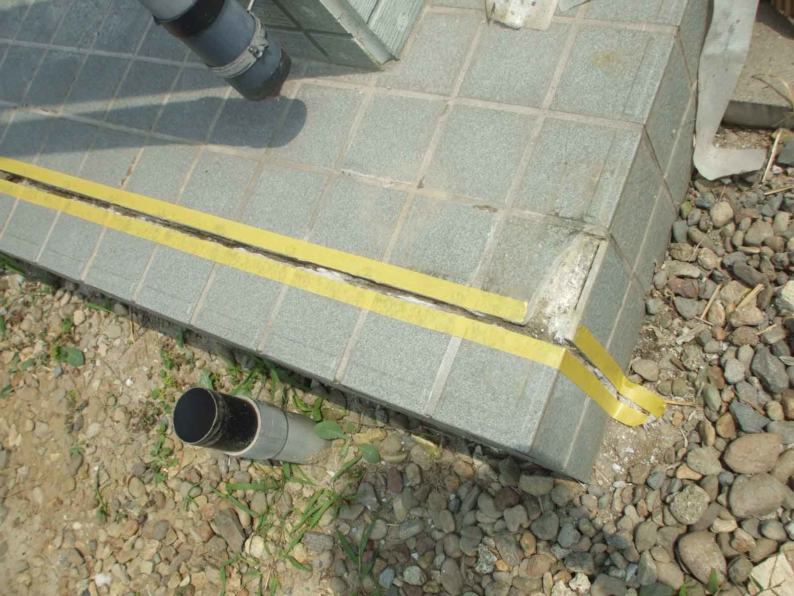 ポーチタイル　損傷