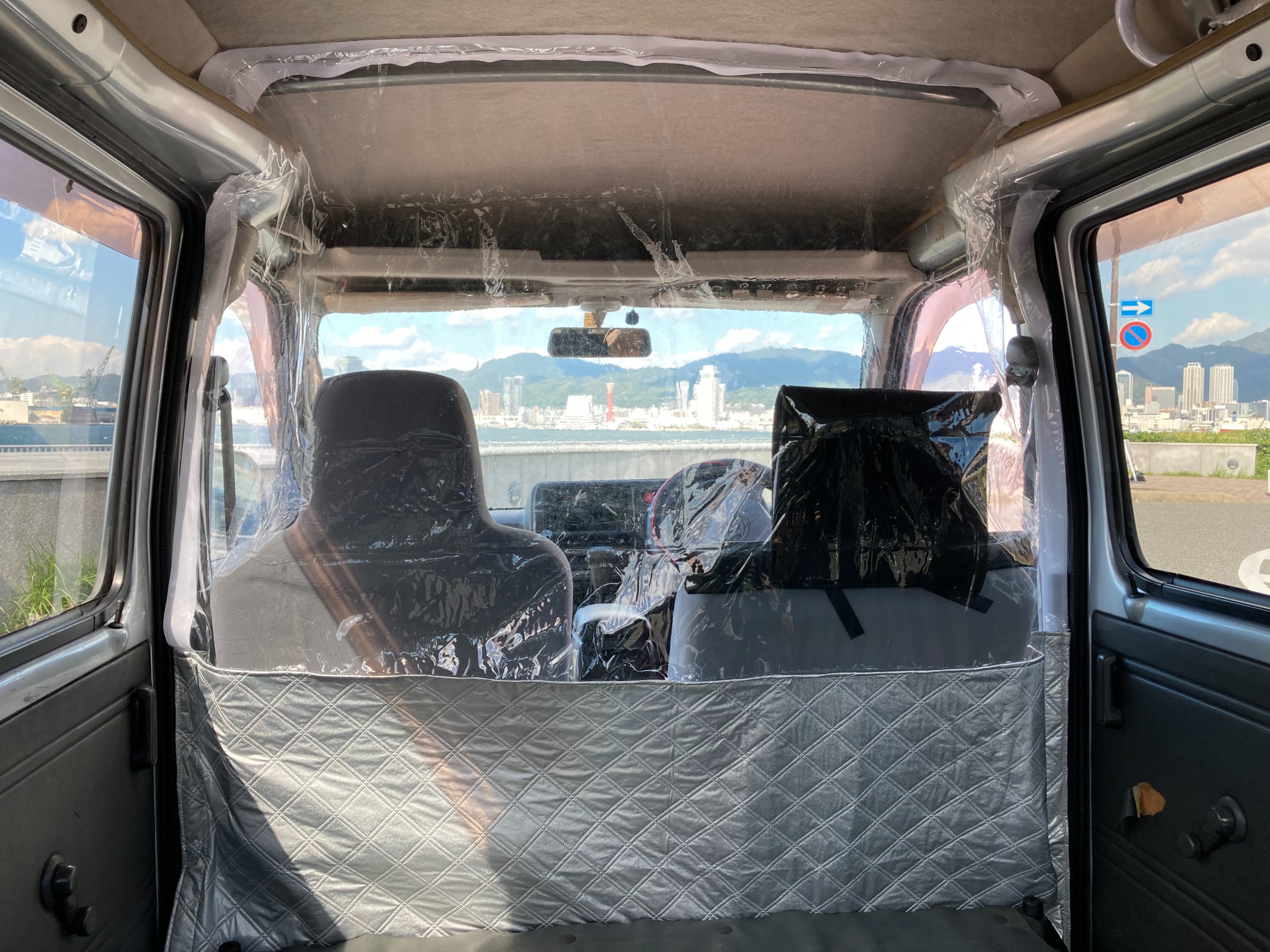 軽貨物運転席と荷台仕切り