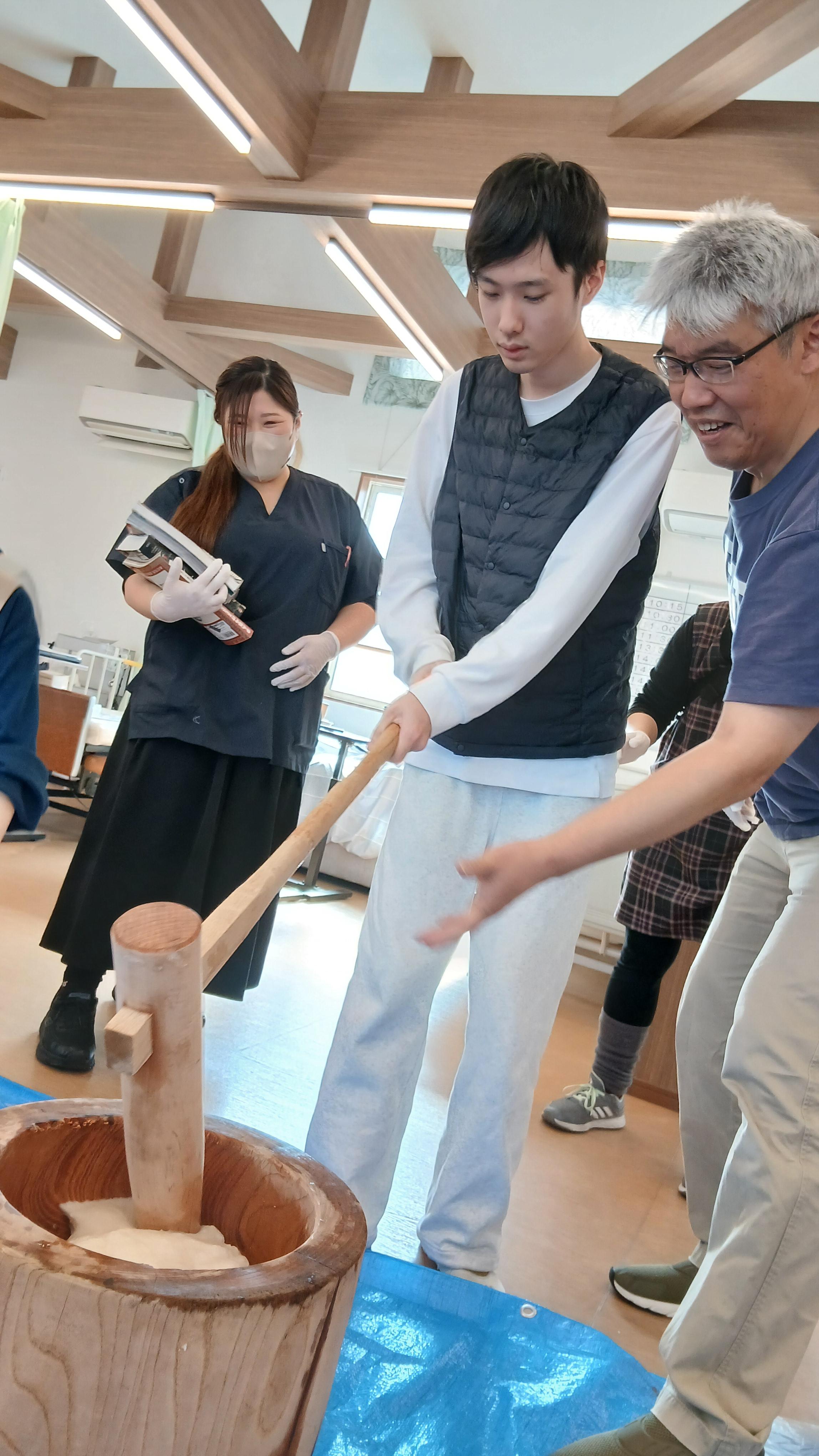 生活介護　餅つきの写真　レクの写真　身体障害　知的障害　介護