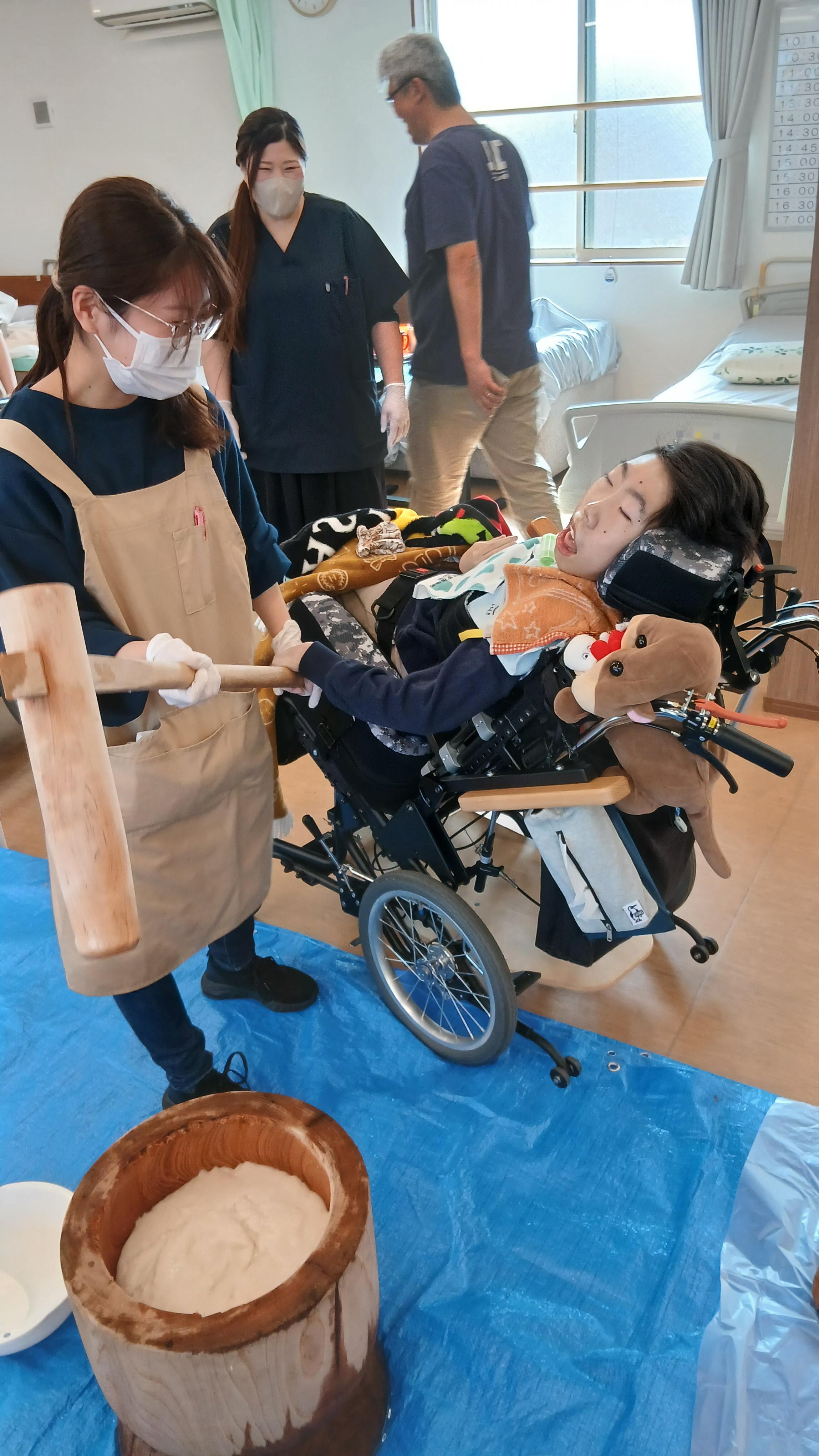 生活介護　餅つきの写真　レクの写真　身体障害　知的障害　介護
