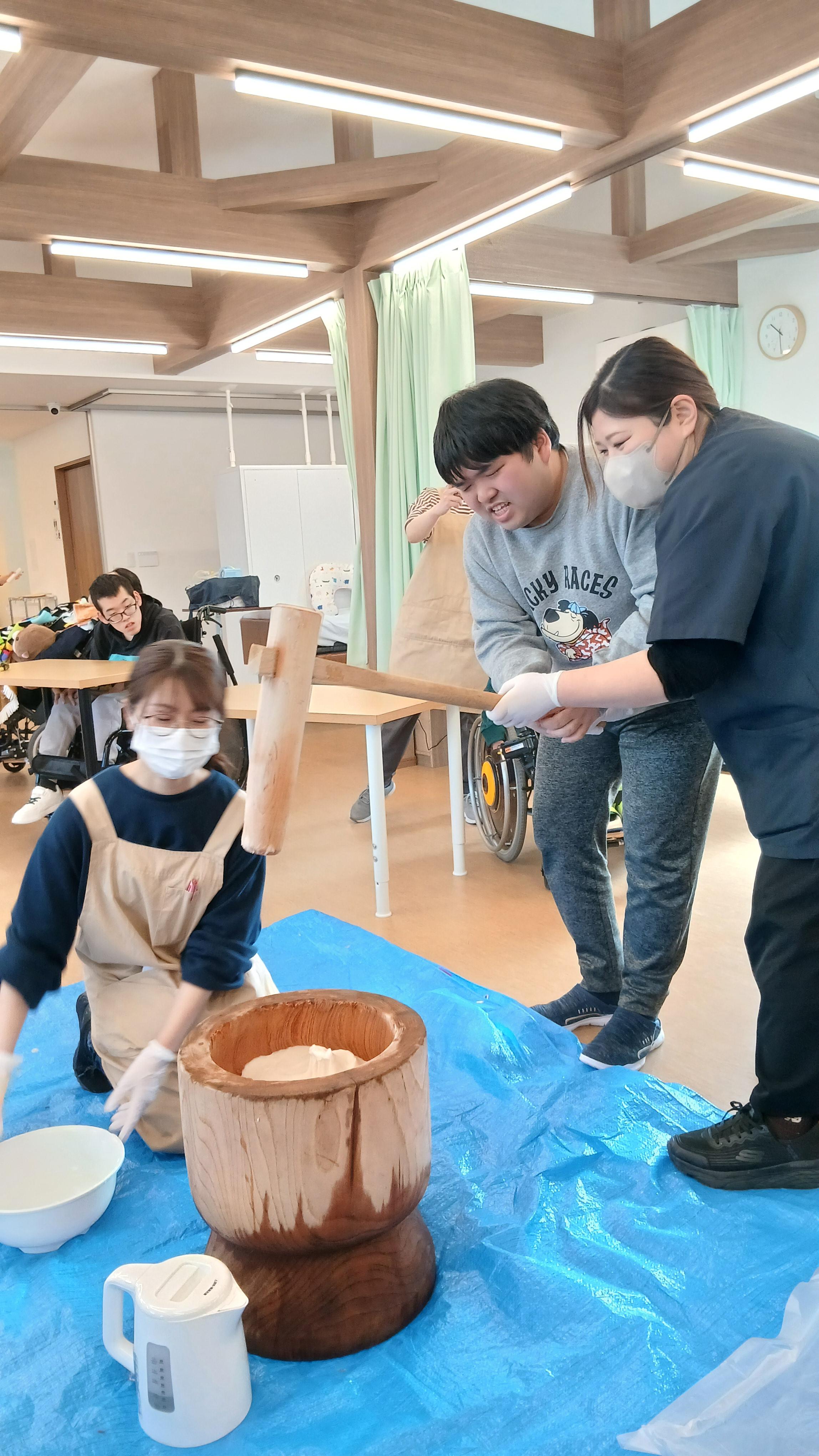 生活介護　餅つきの写真　レクの写真　身体障害　知的障害　介護