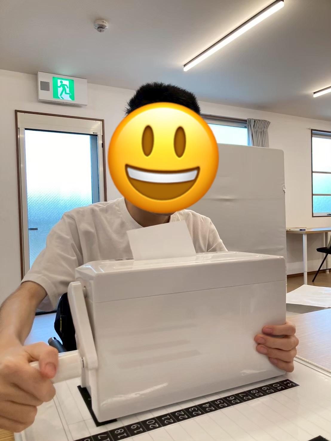 生活介護　手回しシュレッダーの様子　身体障害　知的障害　介護