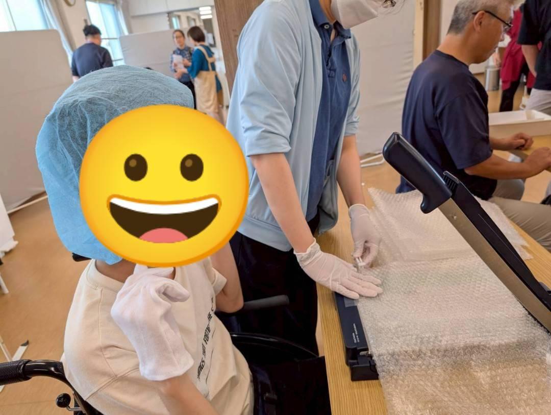 生活介護　緩衝材作業の様子　身体障害　知的障害　介護