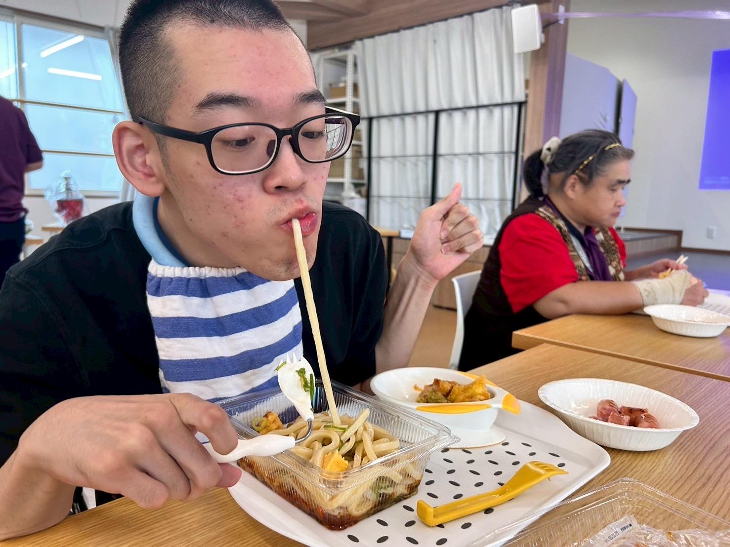 生活介護　夏祭りの写真　昼食の写真　身体障害　知的障害　介護