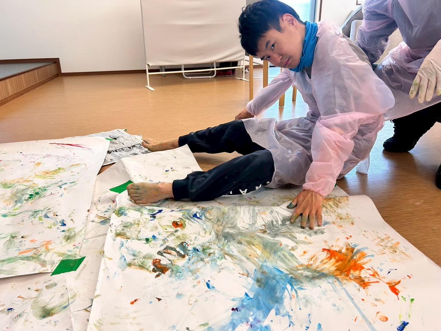 生活介護　制作（絵の具）の様子　身体障害　知的障害　介護