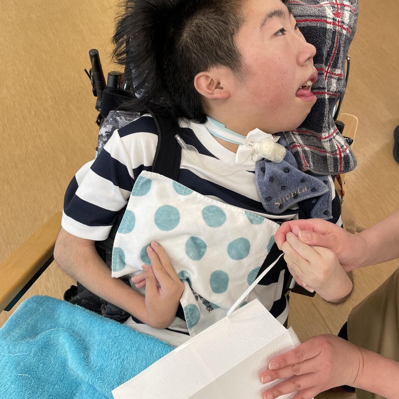 生活介護　職員が手を添えて行っている点字封筒作業の様子　身体障害　知的障害　介護