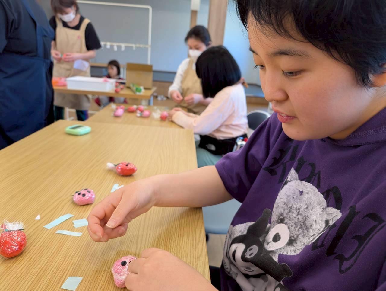 生活介護　制作（いちご）の様子　身体障害　知的障害　介護