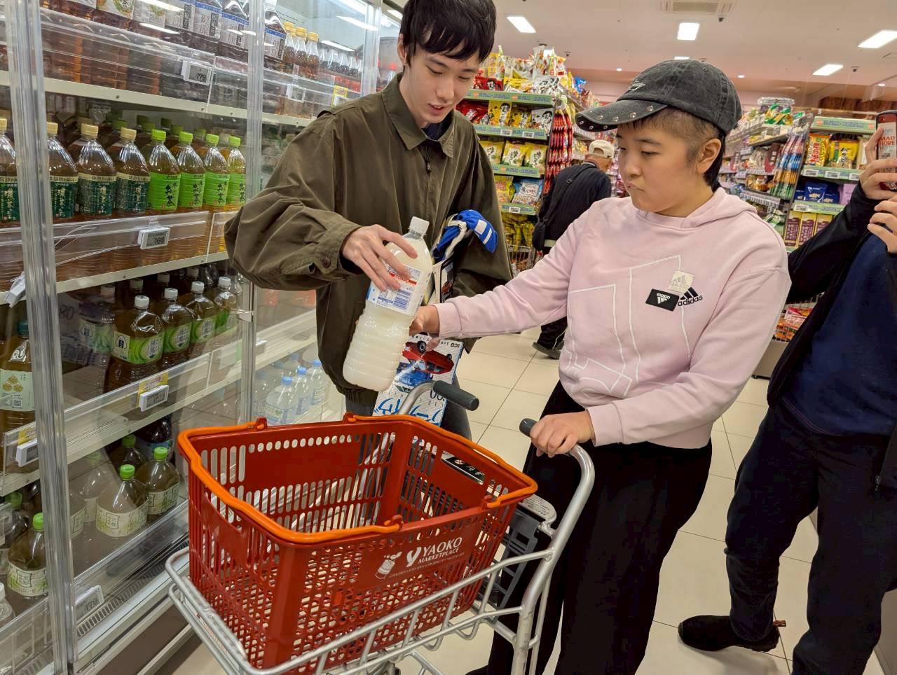生活介護　買い物の様子　身体障害　知的障害　介護