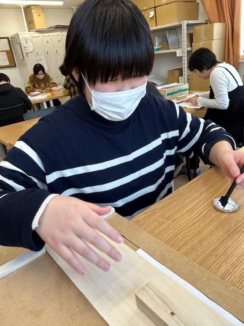 さいたま市西区にあるどっぽカフェの内職風景