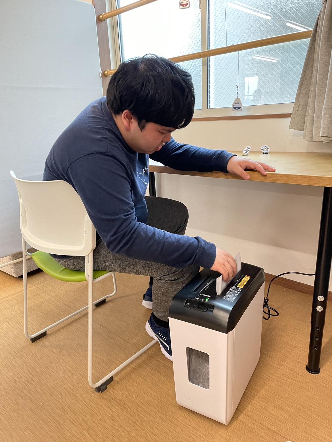 生活介護　電動シュレッダーの様子　身体障害　知的障害　介護