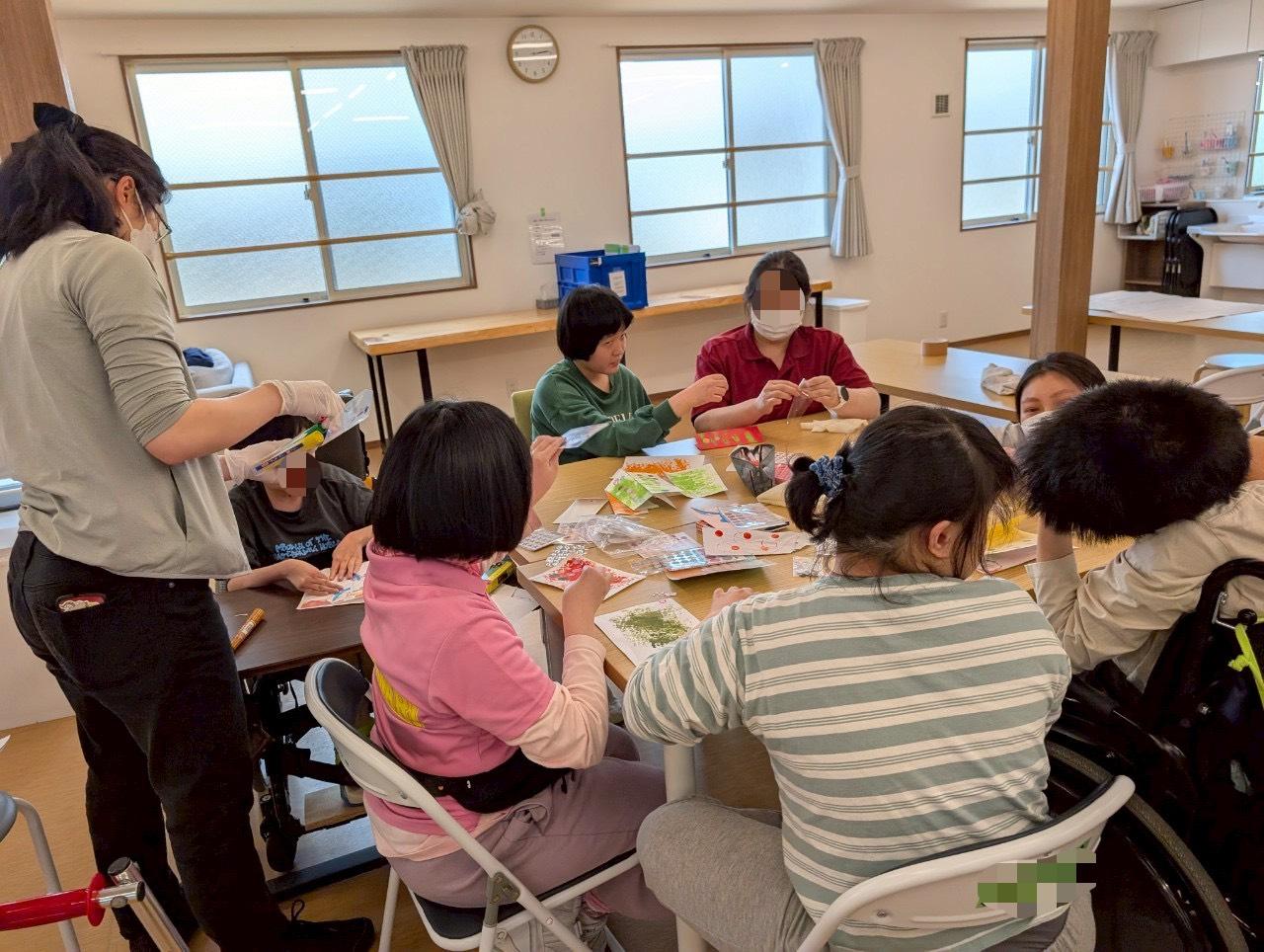 生活介護　制作の様子　身体障害　知的障害　介護