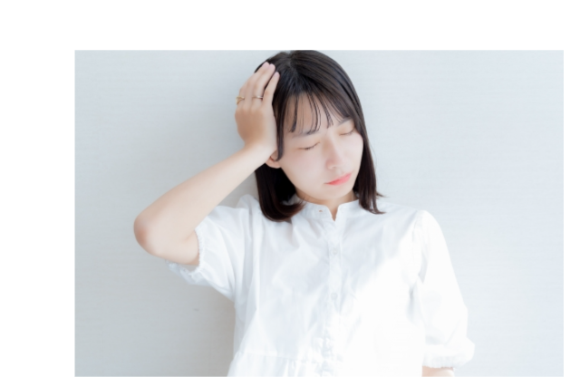 悩む女性の画像