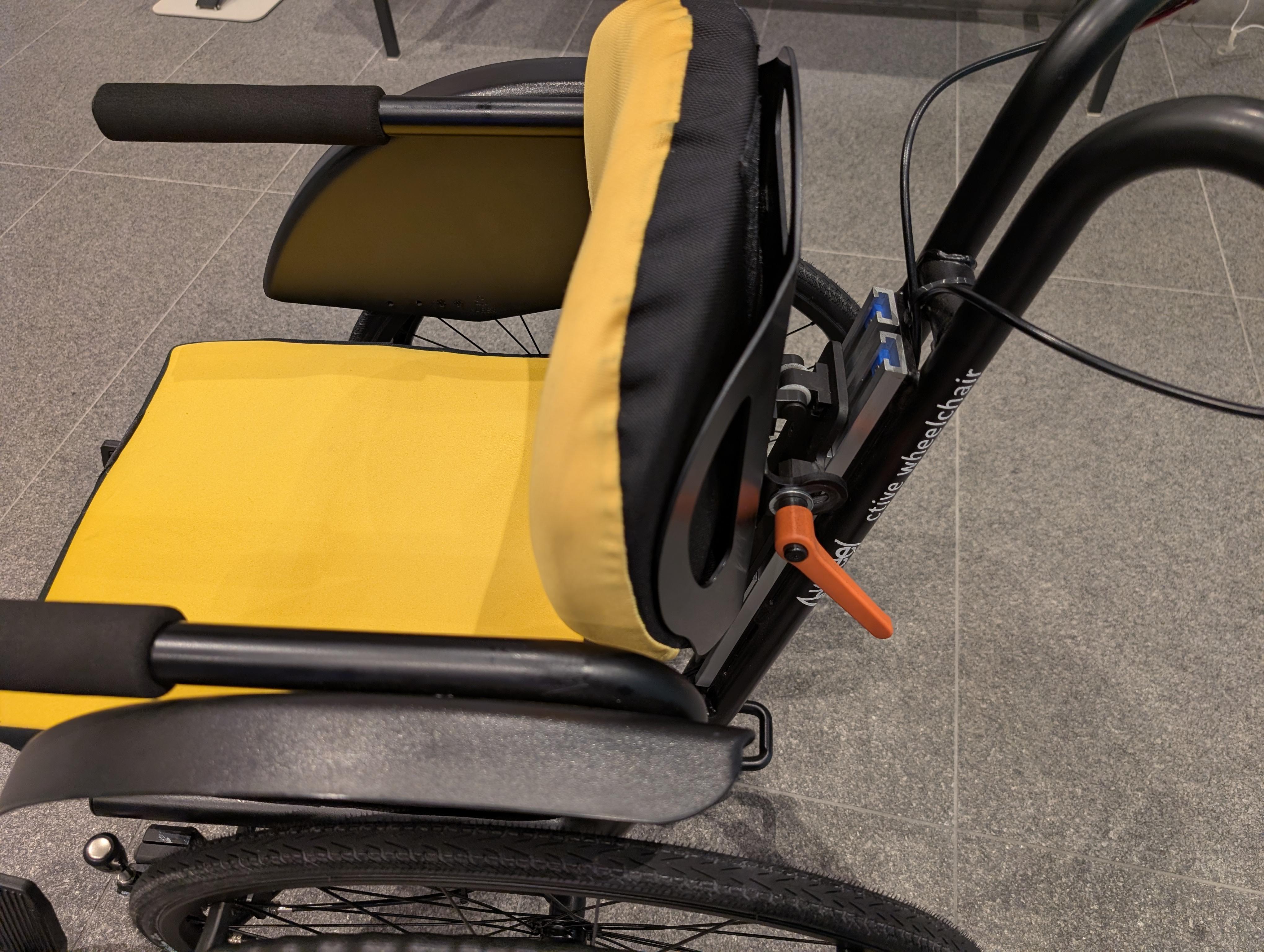 工具なしで調整できるオレンジのレバー