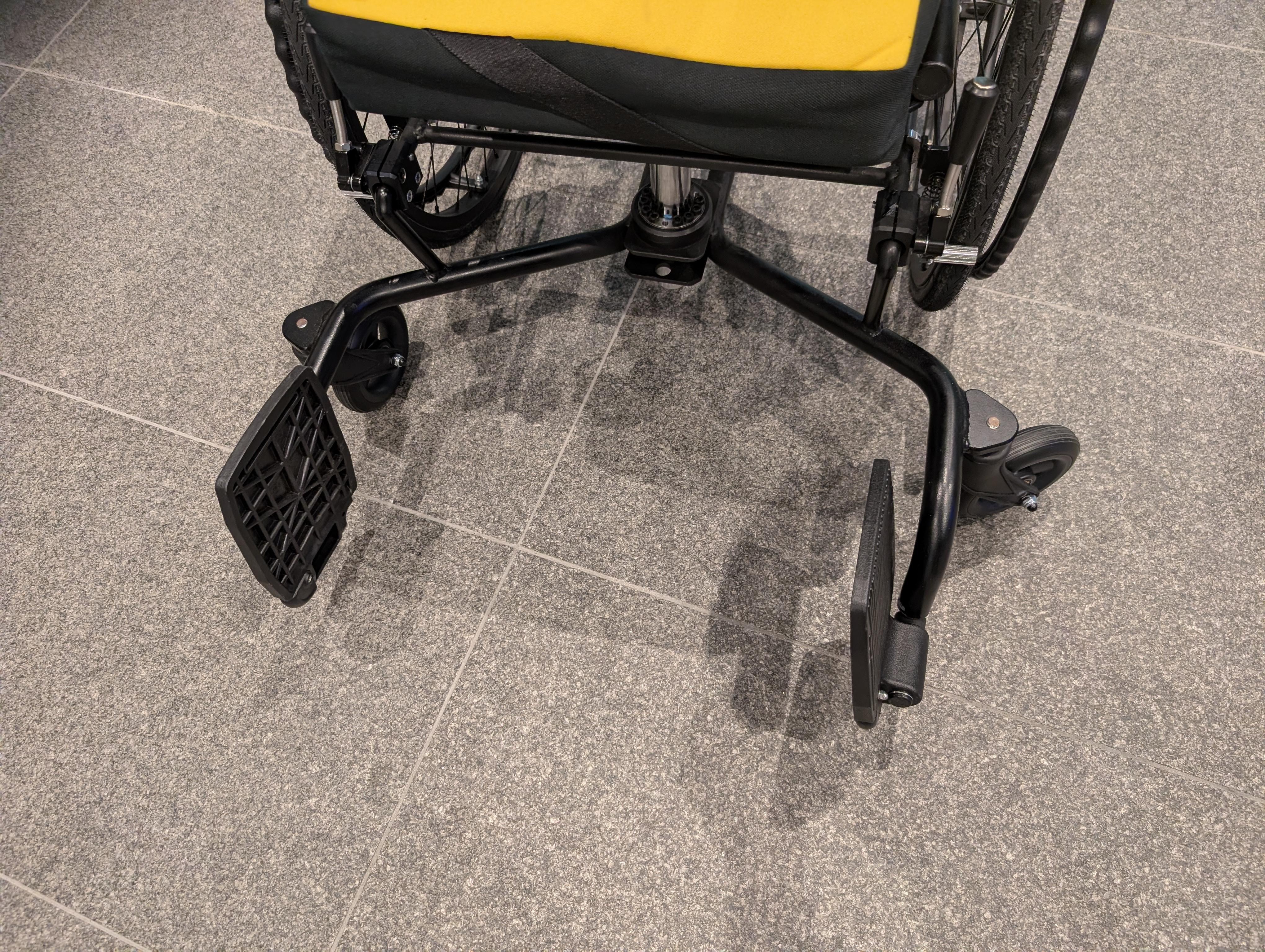 足が床につく低床設計の後方フレーム