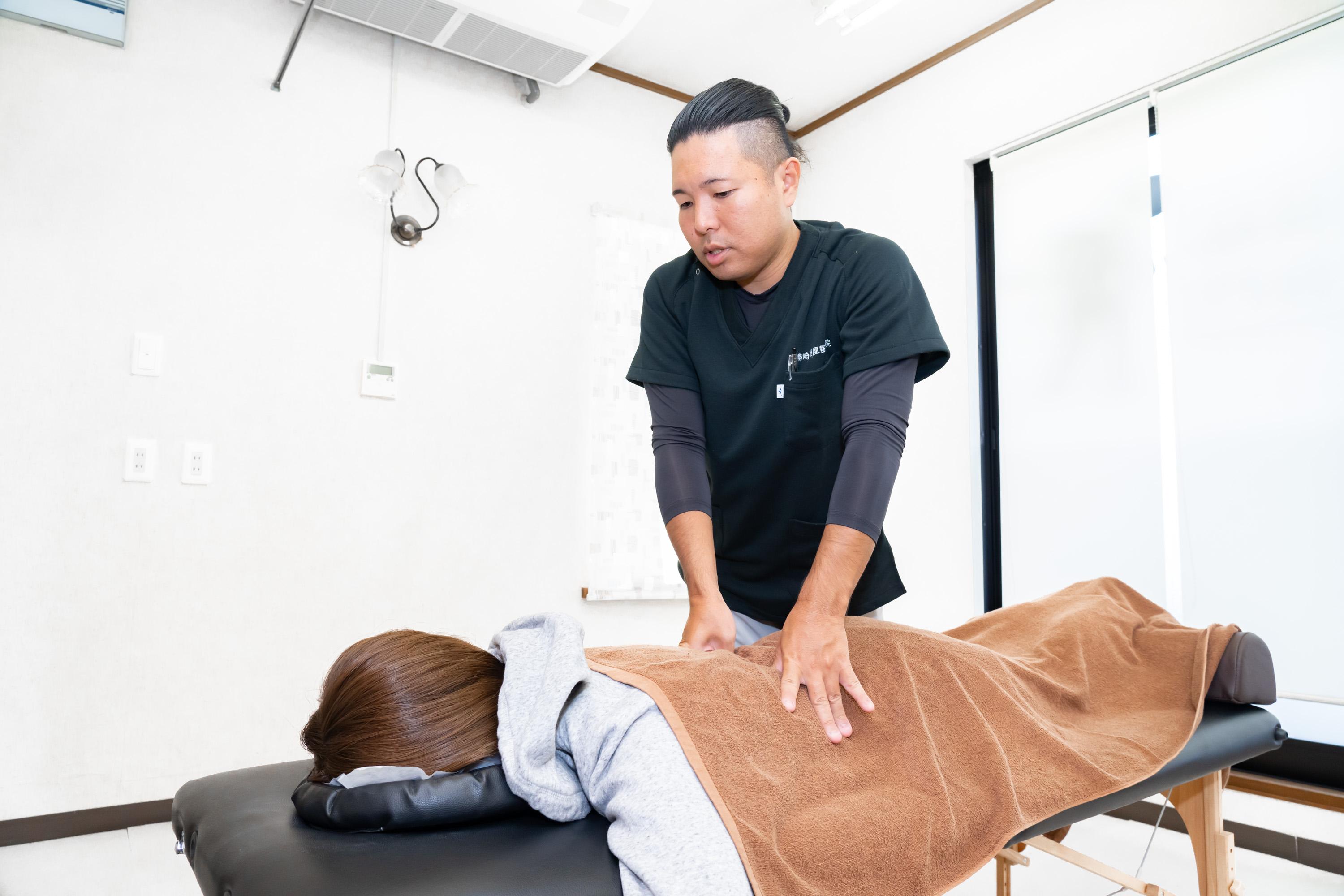 <img src="画像のURL" alt="施術をする様子">