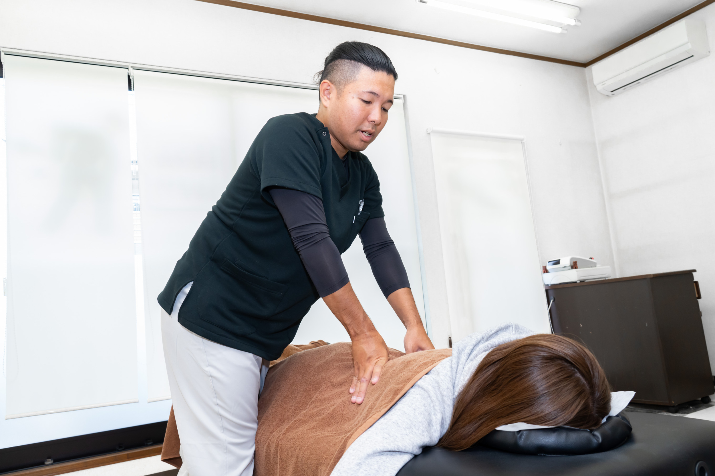 <img src="画像のURL" alt="施術をする様子">