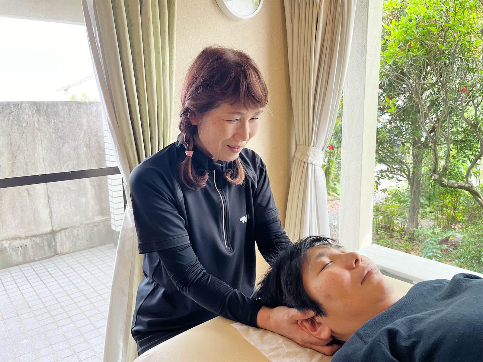 体の内側のバランスにアプローチする整体マホロバのやさしい施術風景