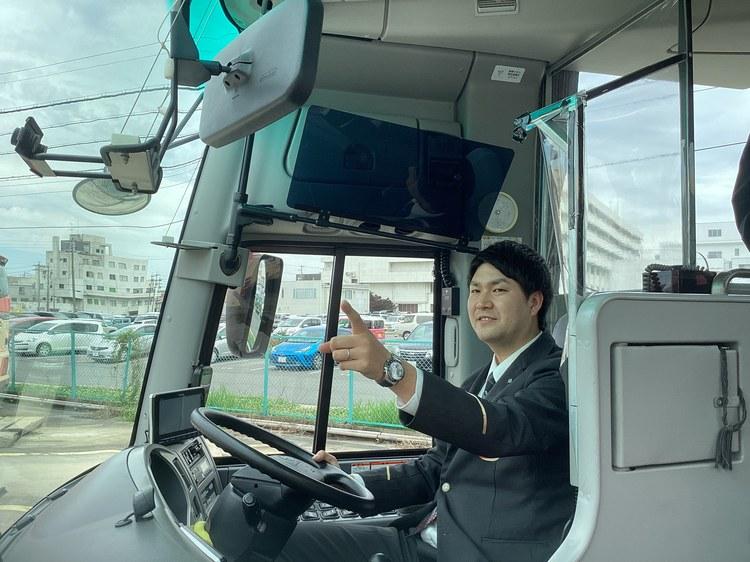 乗務前に指差し確認をする運転士