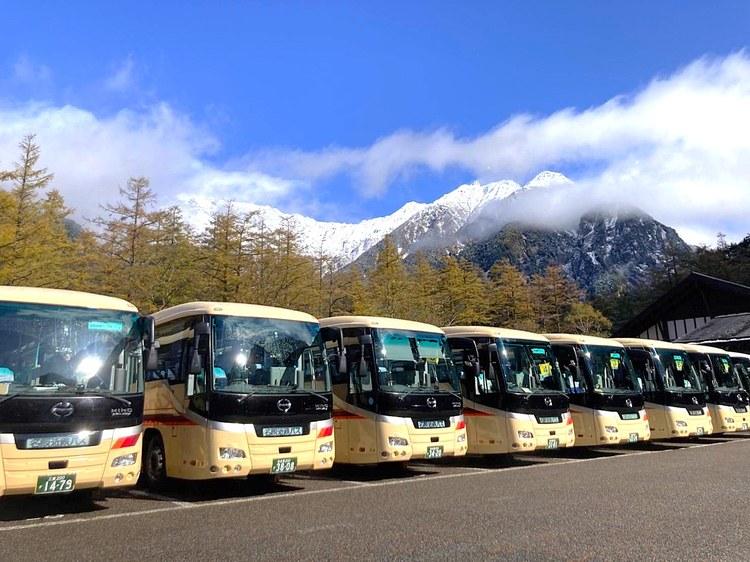山々を背景に並ぶ名阪近鉄バスの観光バス