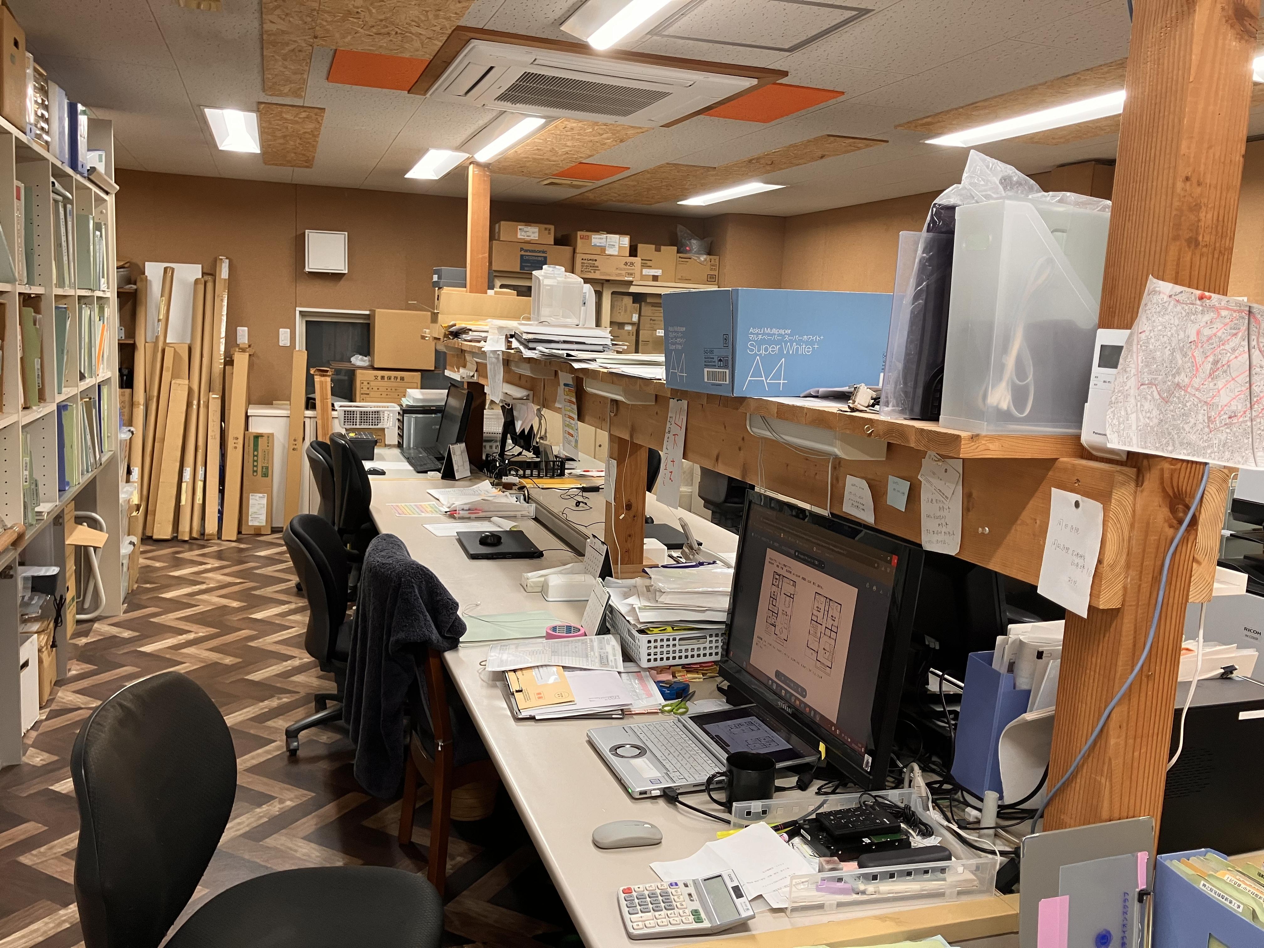 作業場はこんな感じ。パソコンスペース広々、木の温もりのある雰囲気です。