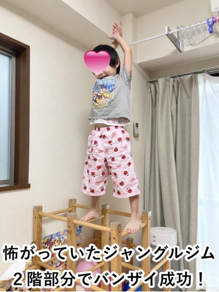 学校に行きたくないこどもの写真