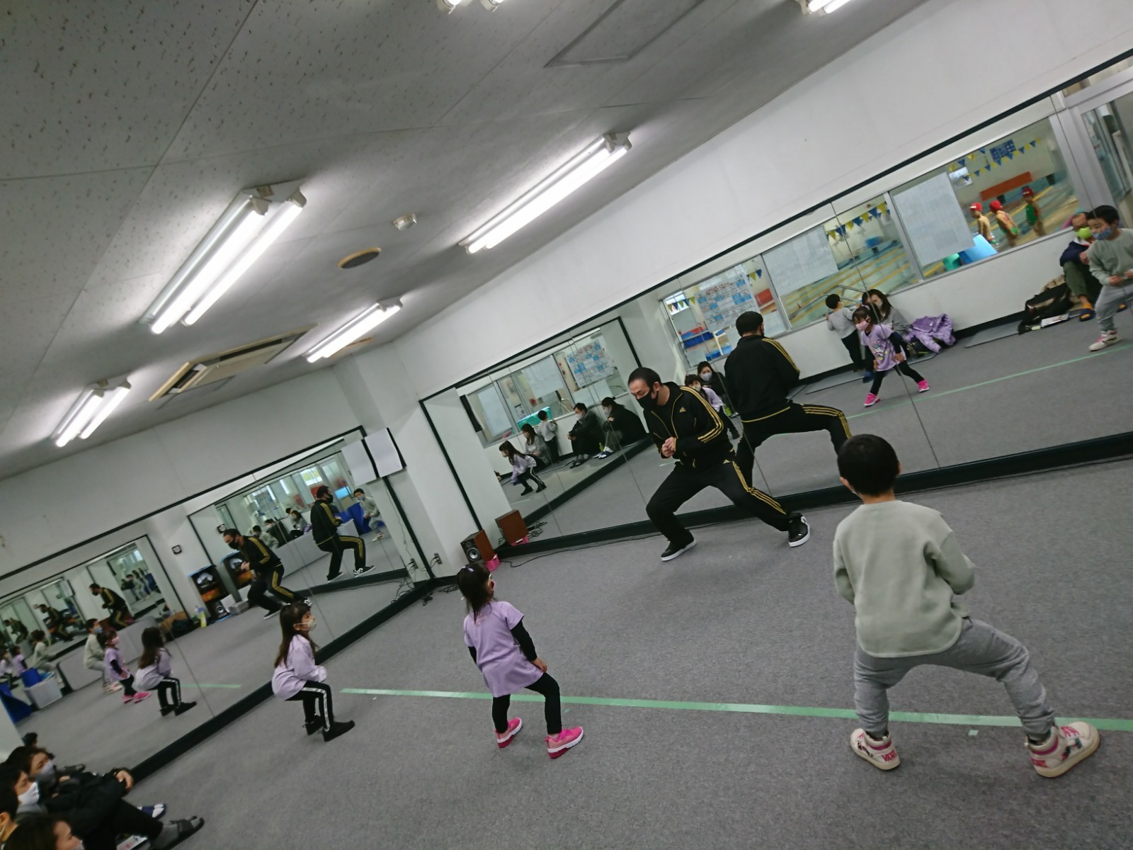 ダンスレッスン中の子どもたち