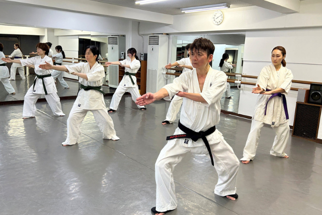 伝統的な空手の形や修気道独自の形を練習します。