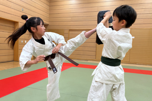 花小金井の子供空手クラス（ミット練習）