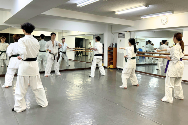 基本稽古は静止した状態で突き・蹴りの練習。移動稽古は動きながら技を出す練習です。