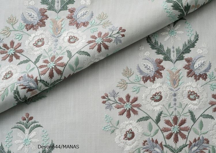 デヴォン～グレー×モーヴ野花のブーケM02【45㎝角クッション】の商品画像