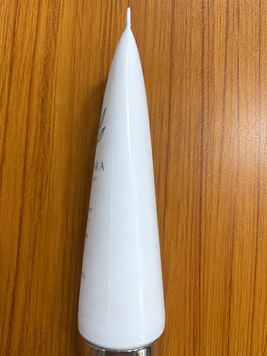 大判ラベルを貼り付けた化粧品チューブの側面