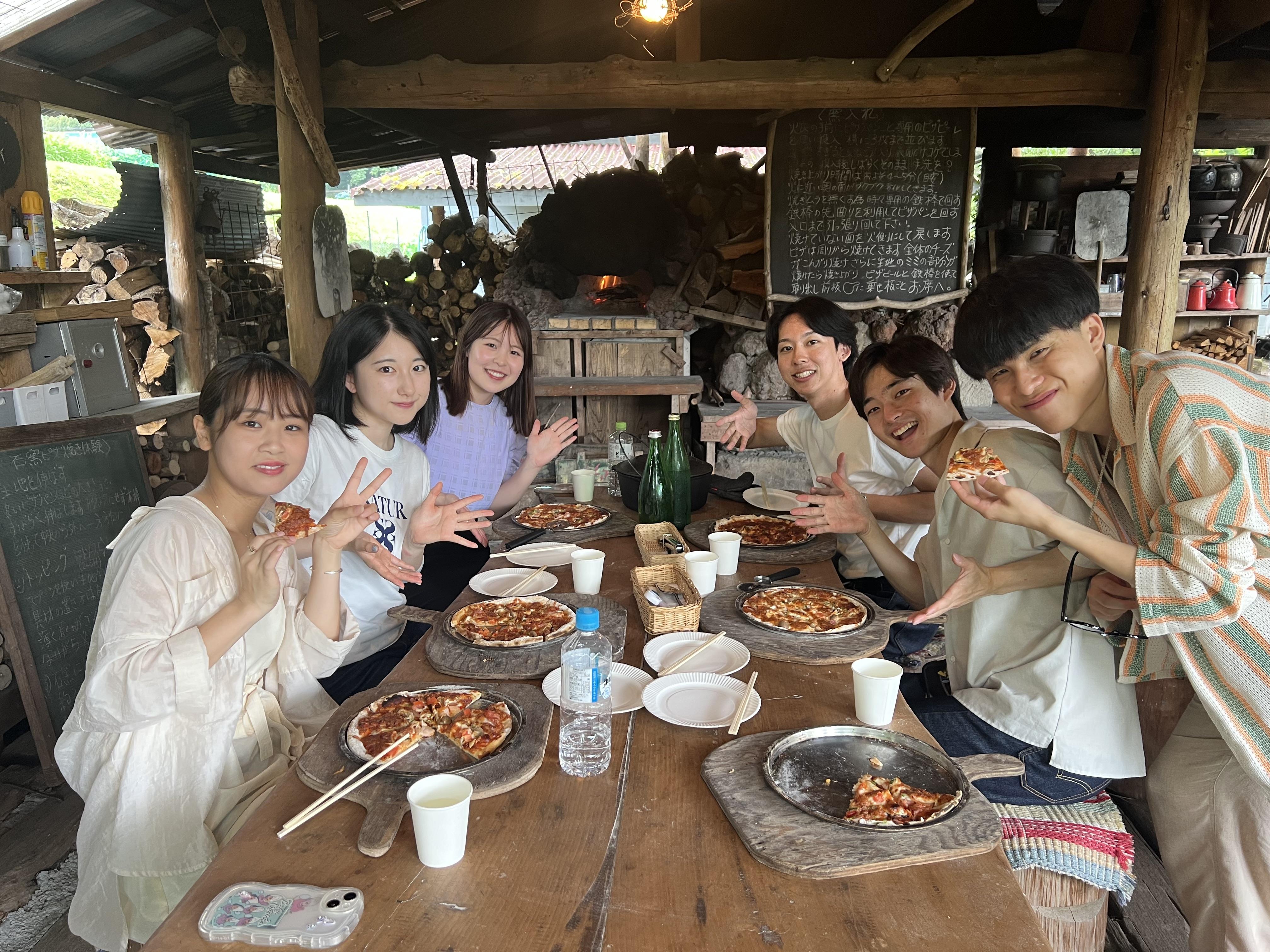 雨の日も安心屋根付テラスで召し上がれます。